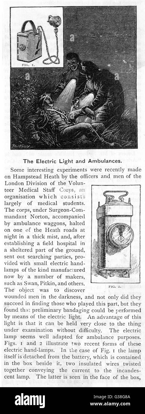 Lámparas eléctricas de personal médico voluntario de los miembros del cuerpo usando las lámparas de mano eléctricas portátiles para encontrar un hombre herido en Hampstead Heath Fecha: 1889 Foto de stock