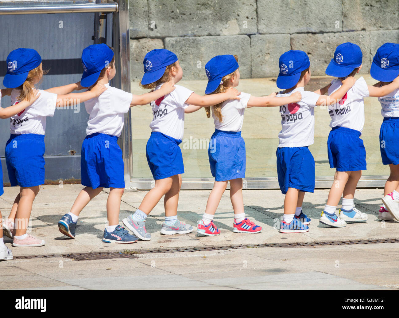 Las Palmas de Gran Canaria, Islas Canarias, España. Los niños de guardería  local, vestirse apropiadamente en un día abrasador en Gran Canaria, hacen  su camino desde el bus hasta el museo de