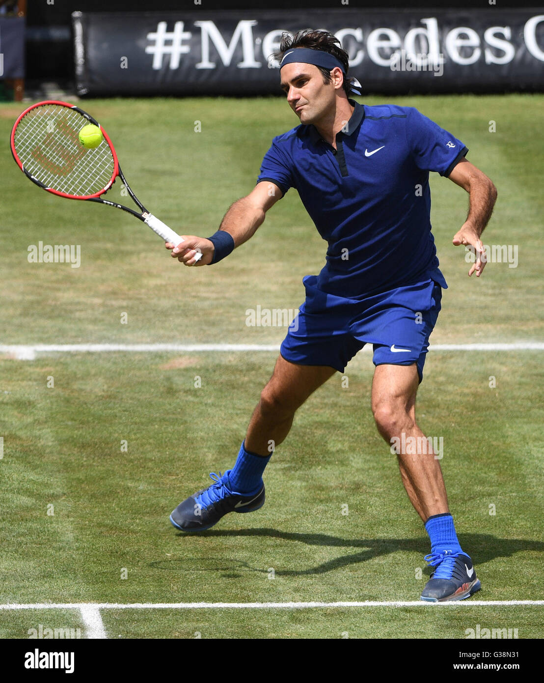 Stuttgart, Alemania. El 9 de junio, 2016. Roger Federer de Suiza juega contra Taylor Fritz, de los Estados Unidos en la Copa de la ATP en la Weissenhof en Stuttgart, Alemania, el 9 de junio de 2016. Foto: Marijan Murat/dpa/Alamy Live News Foto de stock