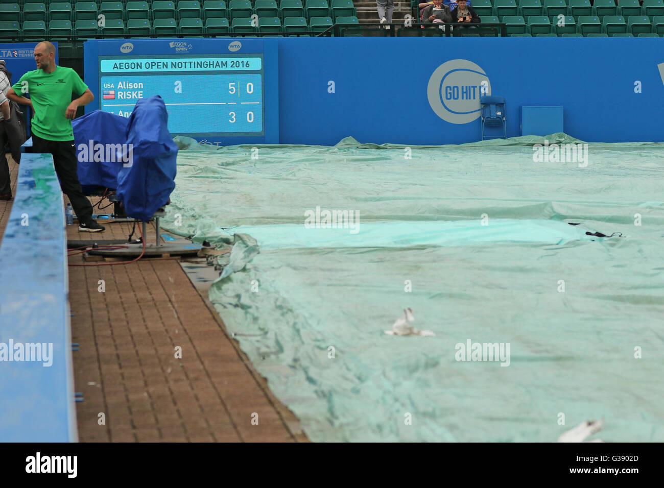 El Centro de Tenis de Nottingham, Nottingham, Reino Unido. 10 de junio de 2016. Aegon WTA Abierto de Nottingham el día 7. Cubiertas están en como la lluvia ha dejado de jugar Crédito: Además de los deportes de acción/Alamy Live News Foto de stock