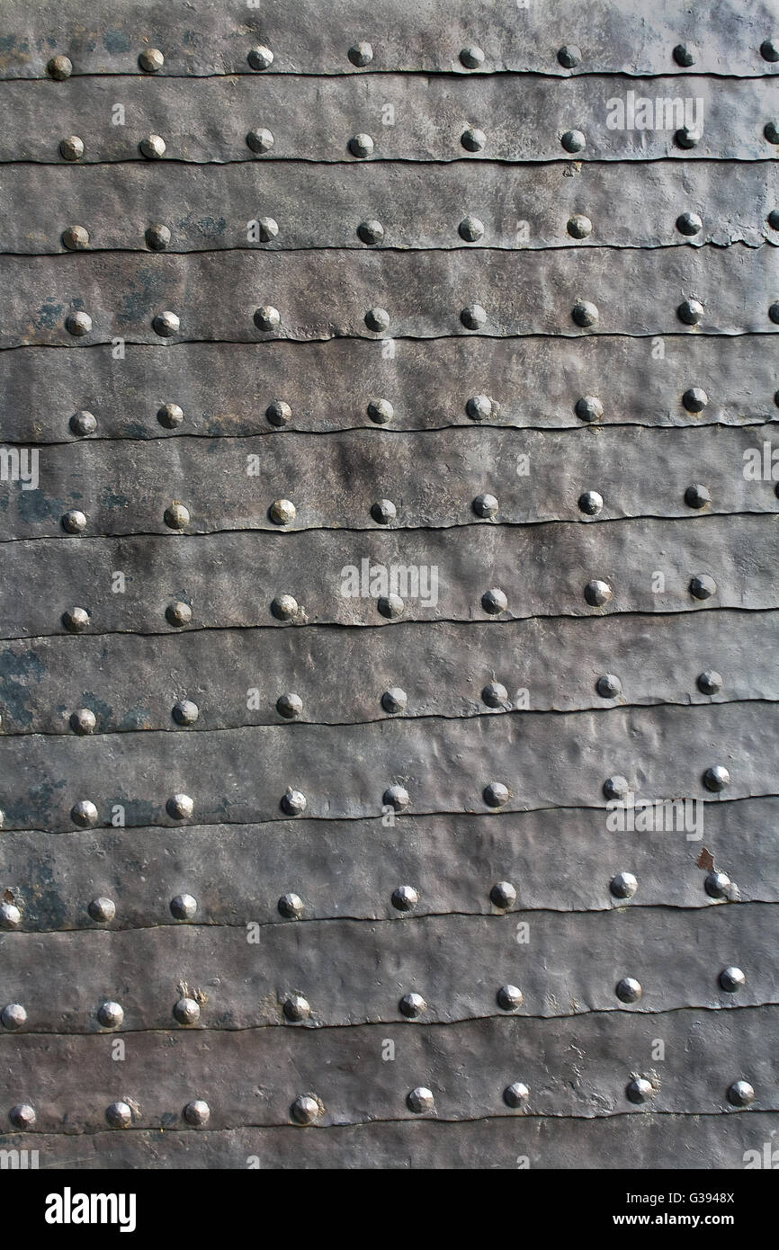 Puerta de hierro medieval textura como fondo Foto de stock