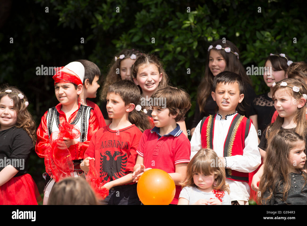 Londres Childs Golders Green Hill Park comunidad albanesa Festival del Día de los Niños Los niños pequeños los niños en traje ver bailar Foto de stock
