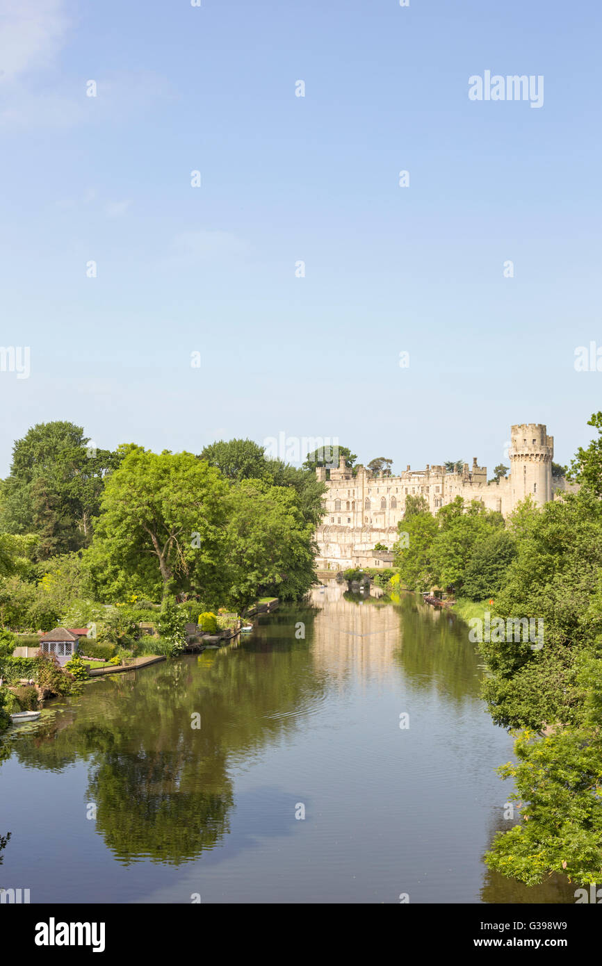 El Castillo de Warwick construido Guillermo el Conquistador en 1068, con vistas al río Avon, Warwick, Warwickshire, Inglaterra, Reino Unido. Foto de stock