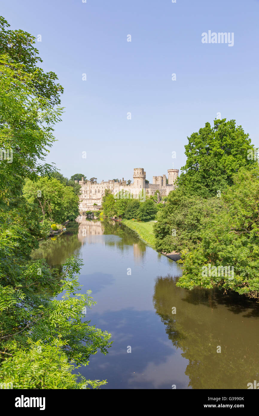 El Castillo de Warwick construido Guillermo el Conquistador en 1068, con vistas al río Avon, Warwick, Warwickshire, Inglaterra, Reino Unido. Foto de stock