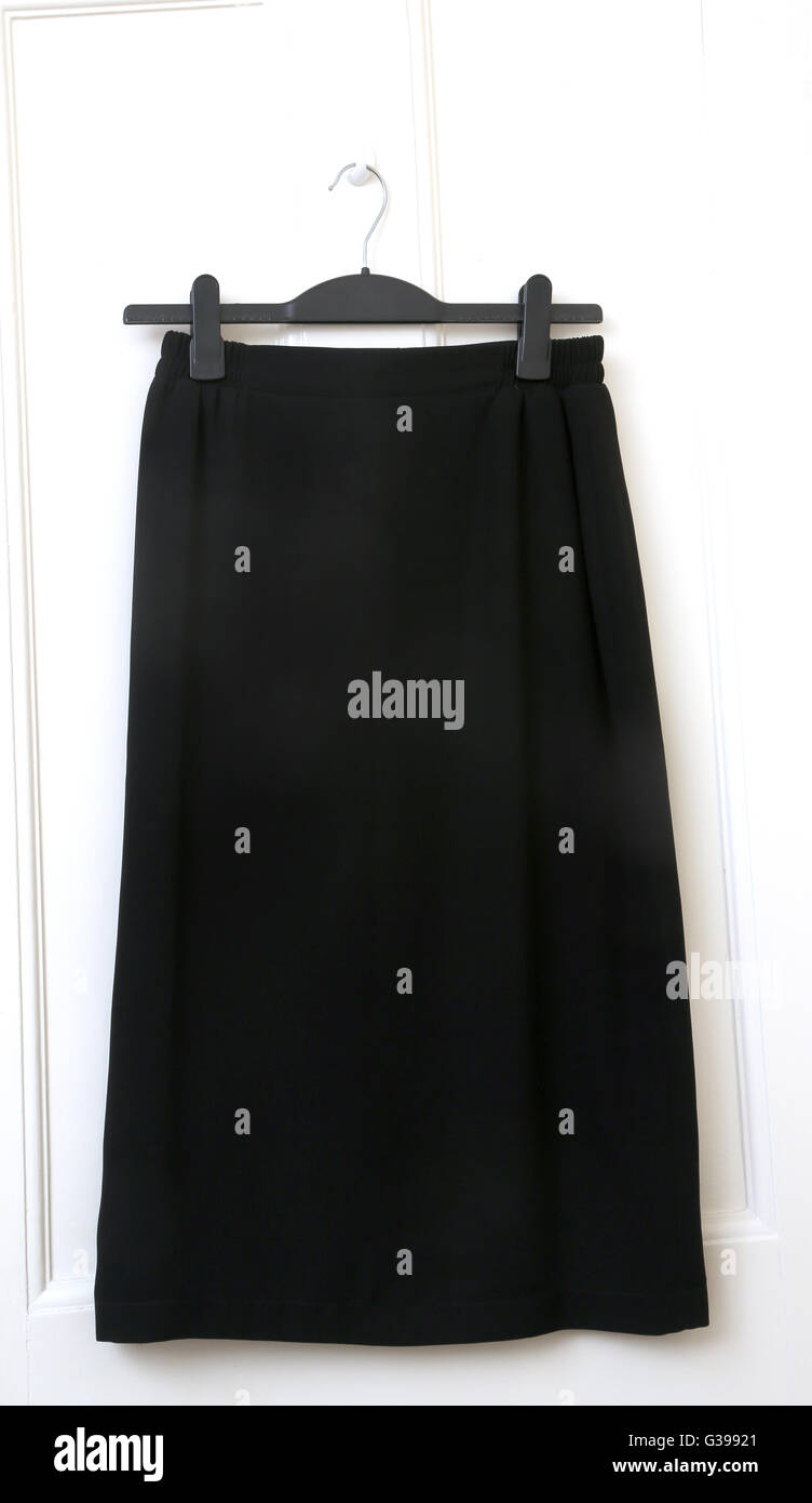 Falda negra hasta la rodilla fotografías e imágenes de alta resolución -  Alamy