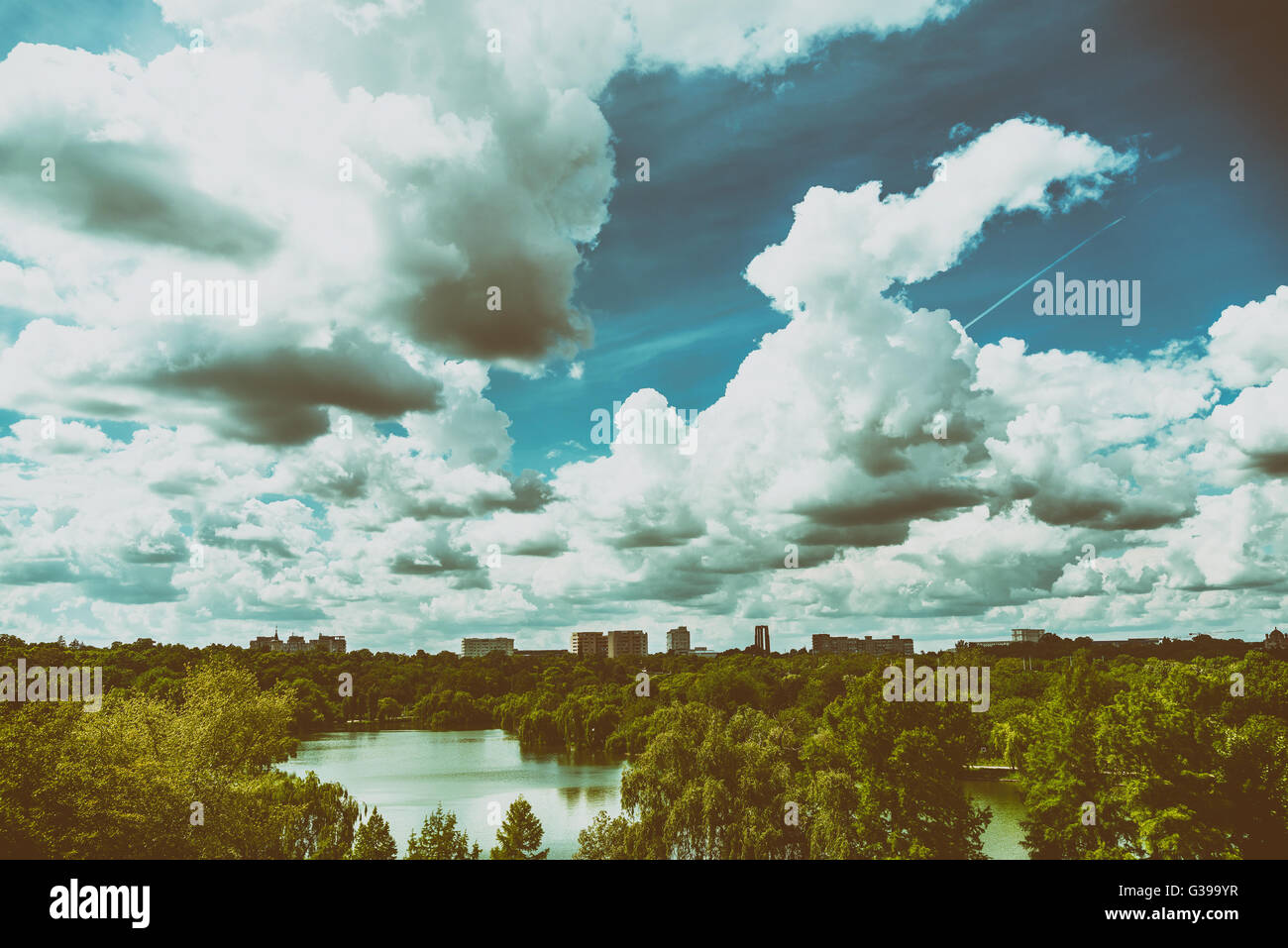 Vistas del horizonte de la ciudad de Bucarest desde jóvenes Park (Parcul Tineretului) con el cielo azul y las nubes blancas Foto de stock