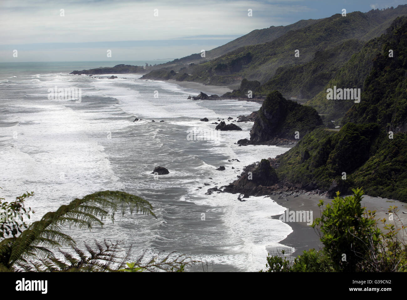 Escena de playa en la costa oeste de Nueva Zelanda Foto de stock
