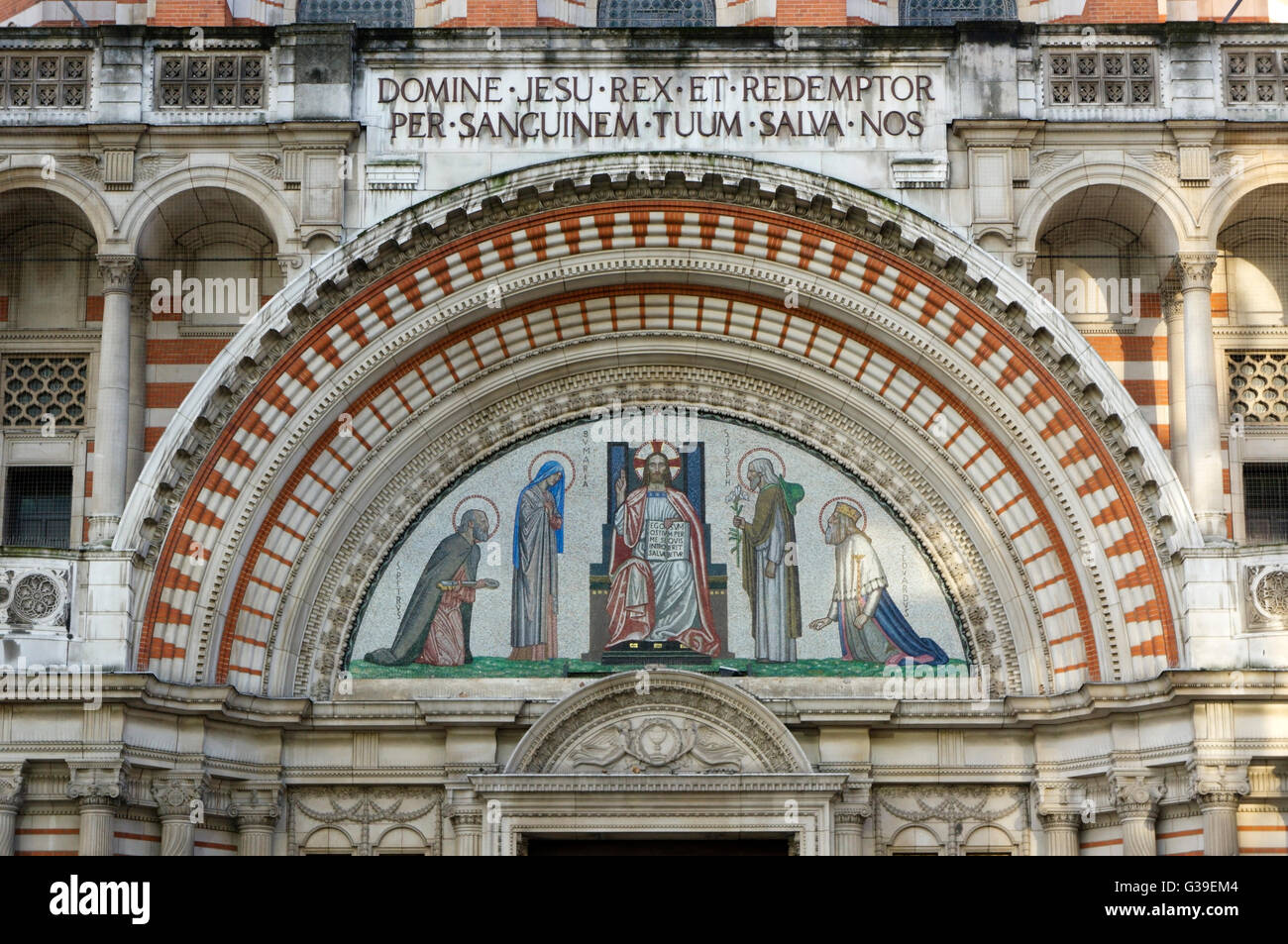 Tímpano durante la entrada a la catedral de Westminster en Londres. Foto de stock