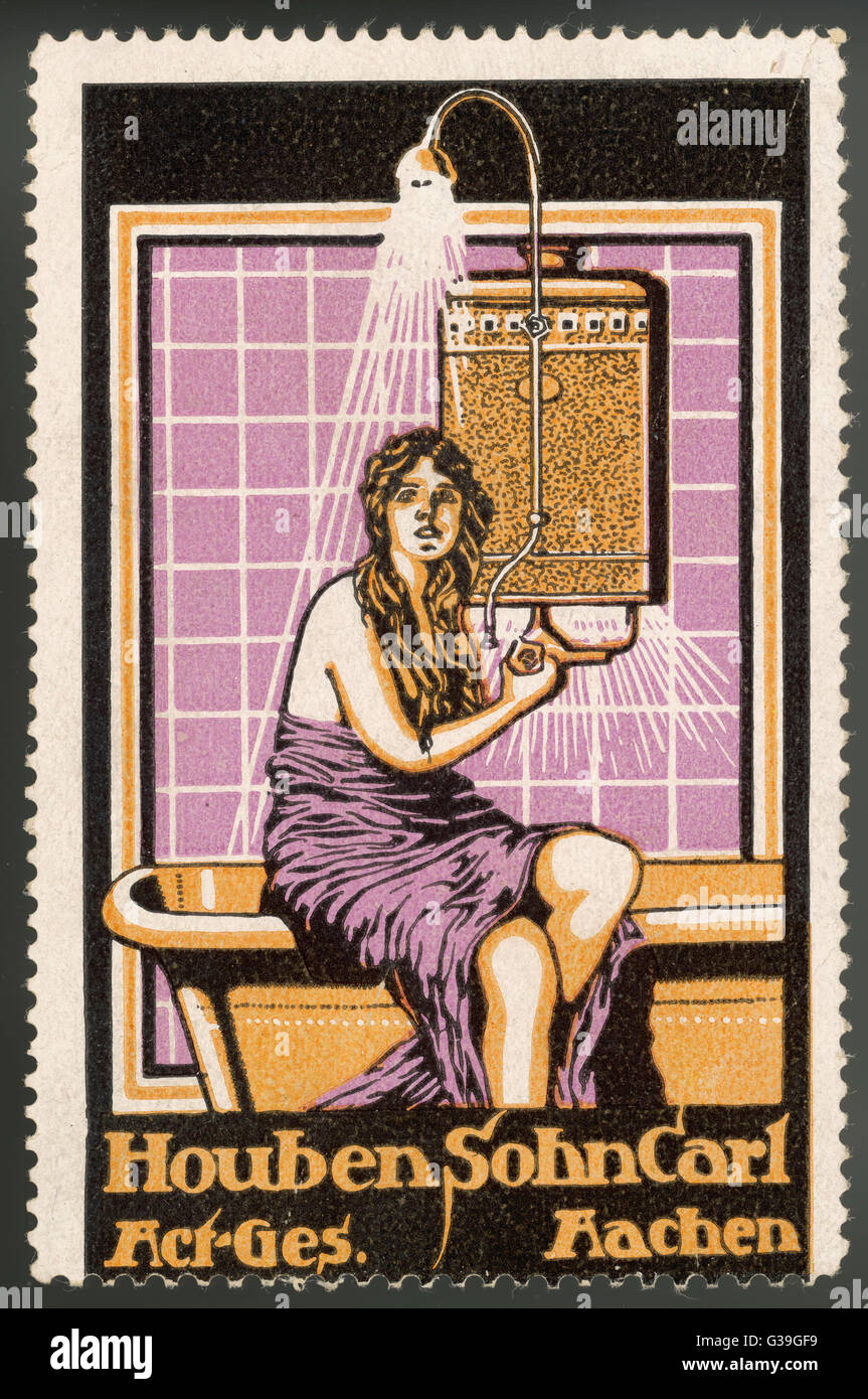 Una dama encantadora duchas con agua caliente proporcionado por su Houben calentador de agua: Fecha de principios del siglo XX. Foto de stock