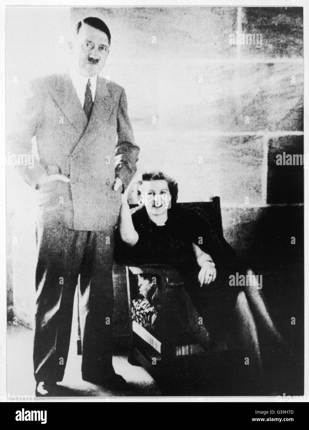 Fuhrer alemán, Adolf Hitler, en pose relajada con su amante Eva Braun (1912-1945), en su casa de montaña, El Berghof. Fecha: circa 1940 Foto de stock