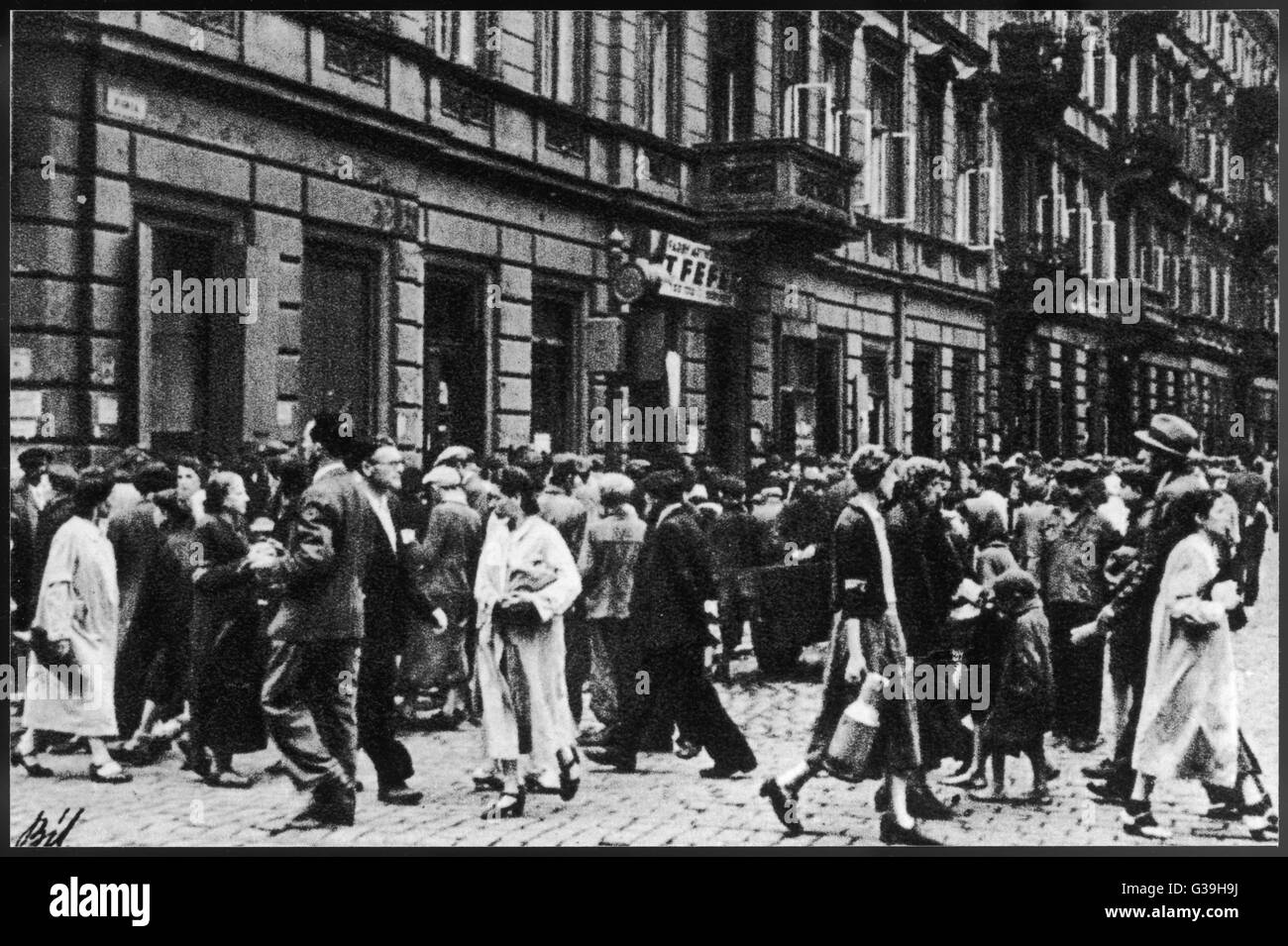 El Gueto de Varsovia polacos judíos en el gueto de Varsovia, donde se enfrentan al hambre y a las enfermedades. El Gueto de Varsovia fue el más grande de su tipo en Polonia. Fecha: 1940 Foto de stock
