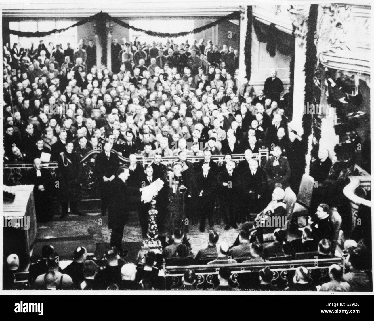 Los miembros del Reichstag montadas en la Potsdam Garnisonkirche en Potsdam los días y esperar por Hitler para llegar a formular su discurso. Fecha: 21 de marzo de 1933 Foto de stock