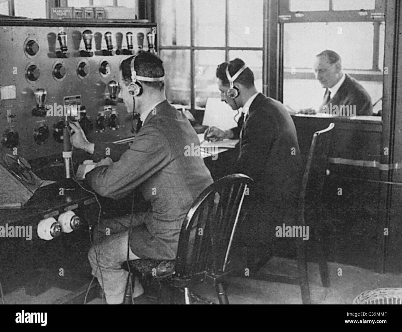 Controladores de Tráfico Aéreo en la torre de control del aeropuerto de Croydon están en constante contacto telefónico con los aviones en vuelo Fecha: 1927 Foto de stock