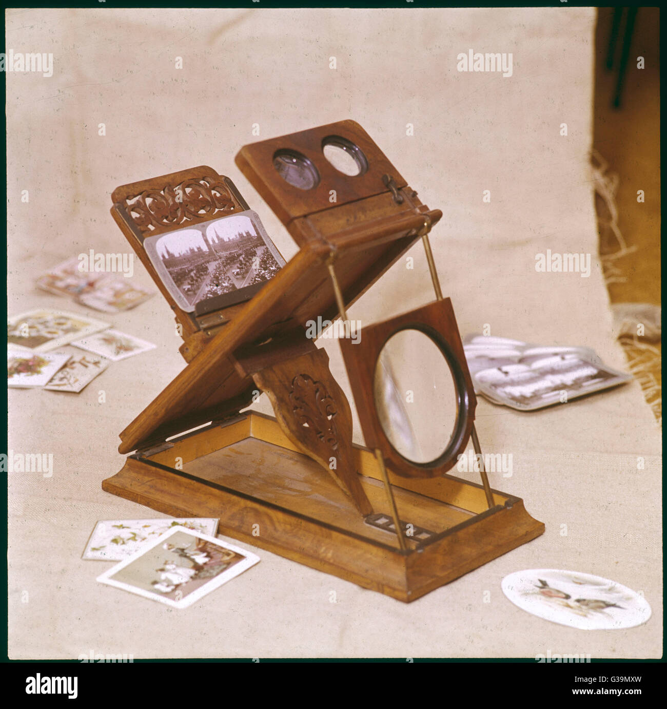 Un visor estereoscópico, con una tarjeta estereoscópica en su lugar. Fecha: Siglo XIX. Foto de stock