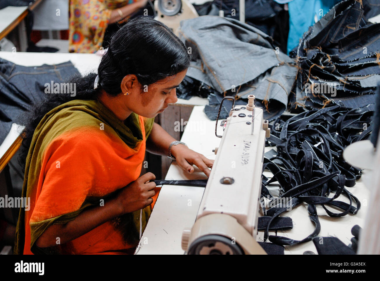 Dhaka, Bangladesh , prendas de vestir , fábrica textil Beximco producir para la exportación para vaqueros western descontador, departamento de costura y confección - tejer prendas de ropa vestidos vaqueros Foto de stock