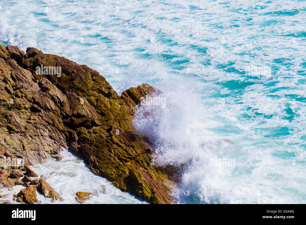 Olas rompiendo en roca en la Costa de Oro en Australia Foto de stock