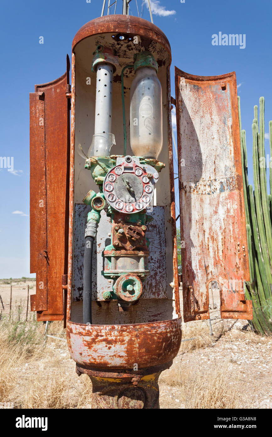 Bomba de gas oxidado viejo, gasolinera en Namibia Foto de stock