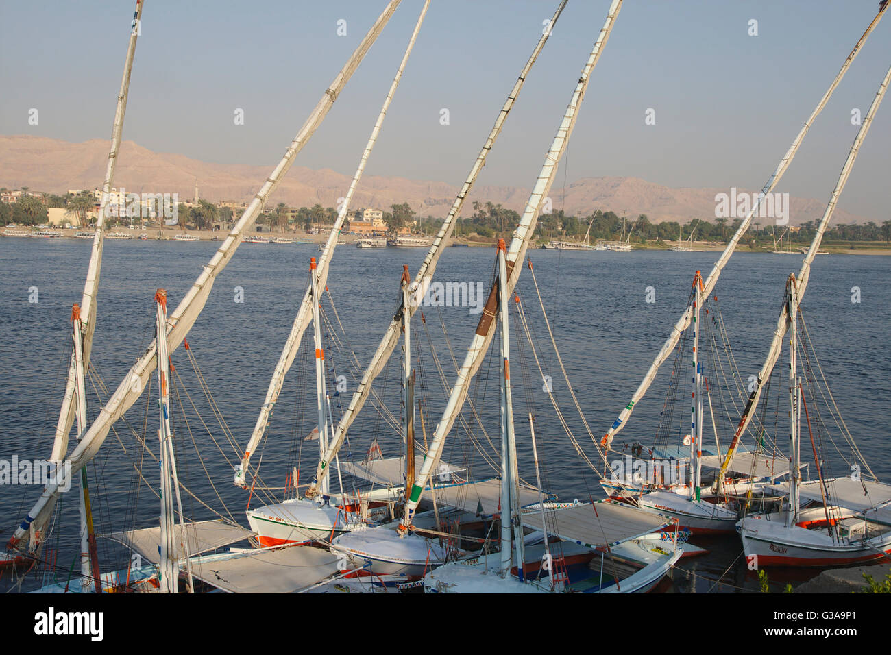 Feluchos Luxor, en la ribera del Nilo, en Luxor, Egipto Foto de stock