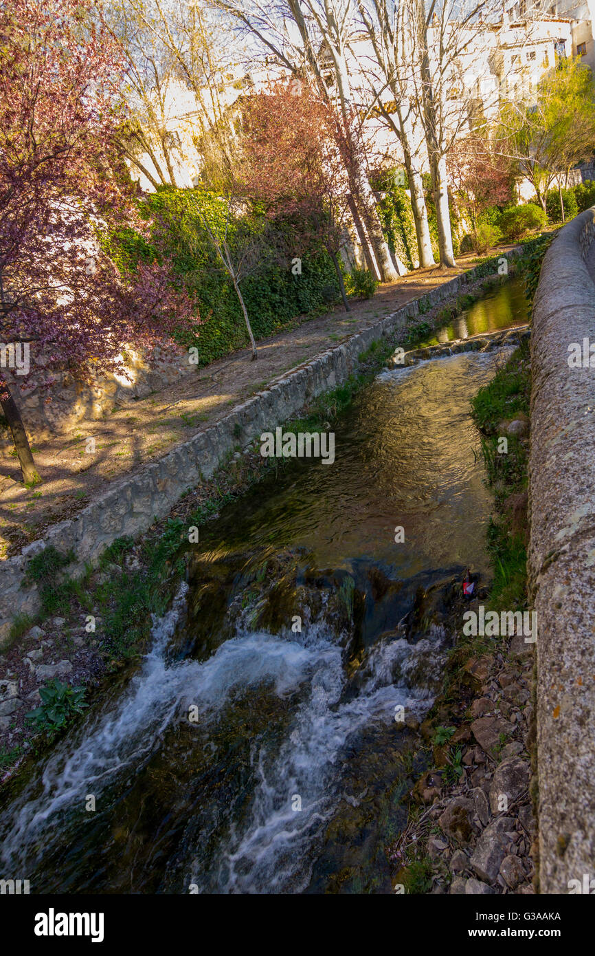 Canal de agua pequeña cruza la ciudad de Cuenca, España Foto de stock