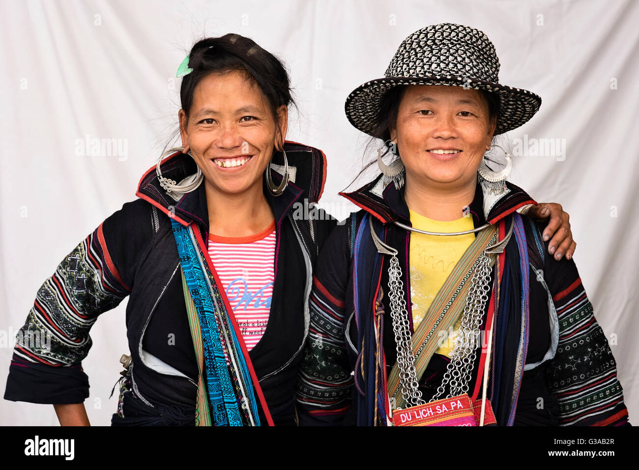 Las mujeres Hmong ataviados con sus trajes tradicionales en la provincia de Lao Cai, SAPA, Vietnam Foto de stock