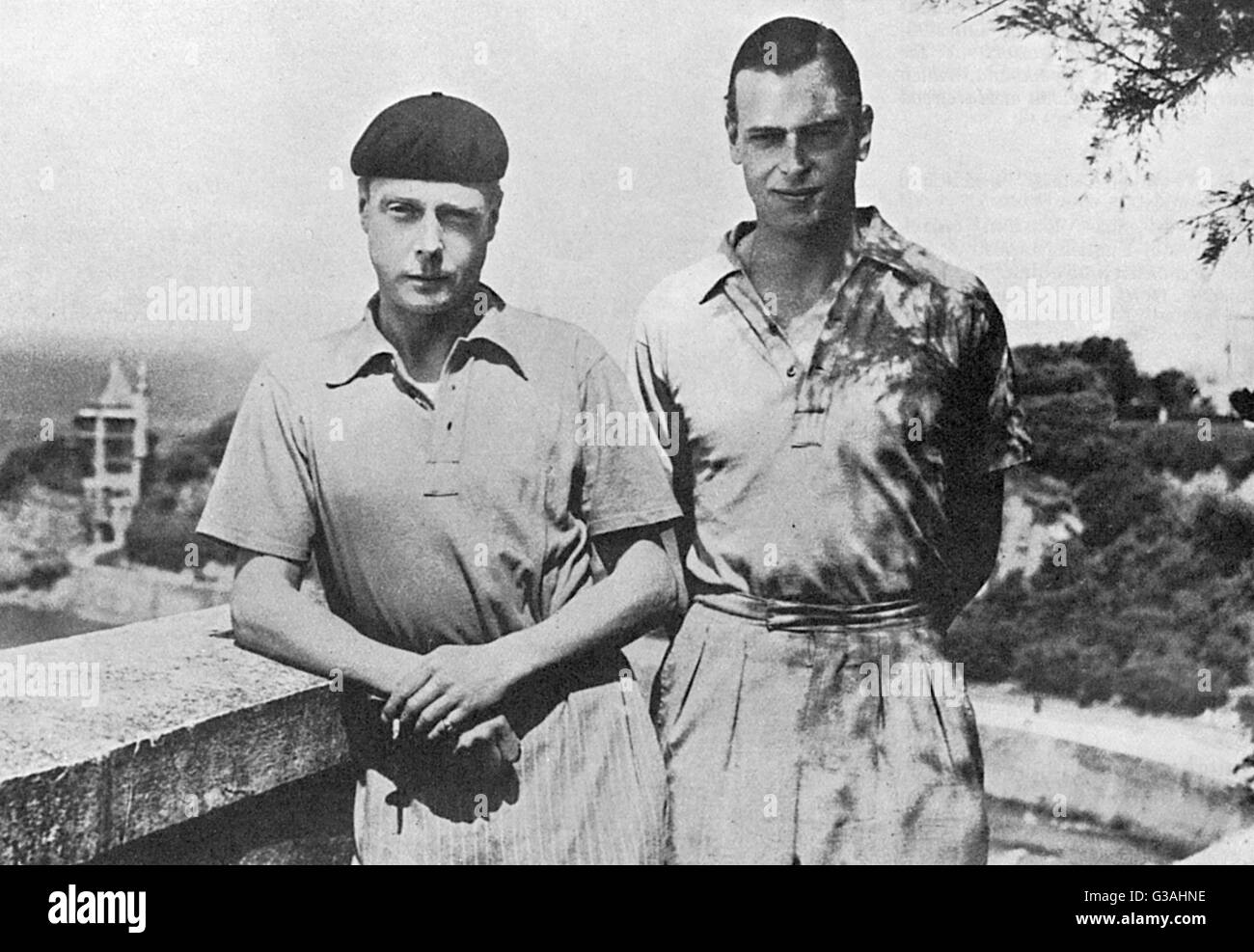 Edward, Príncipe de Gales, más tarde el Rey Eduardo VIII y luego duque de Windsor (1894 - 1972), en la foto con su hermano, el Príncipe George, más tarde Duque de Kent (1902 - 1942) durante unas vacaciones en la Riviera en Biarritz, Francia, en 1932. Ambos hermanos real ar Foto de stock