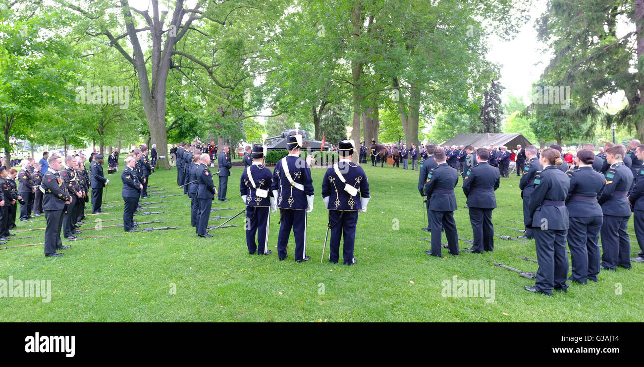 Soldados permanecen en la ceremonia de aniversario del Día-D en London, Ontario en Canadá. Foto de stock