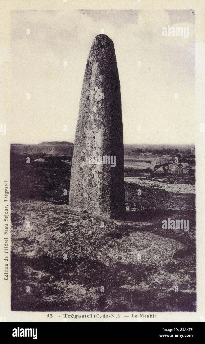 Bretaña, Francia - Menhir de pie en piedra Tregastel Foto de stock