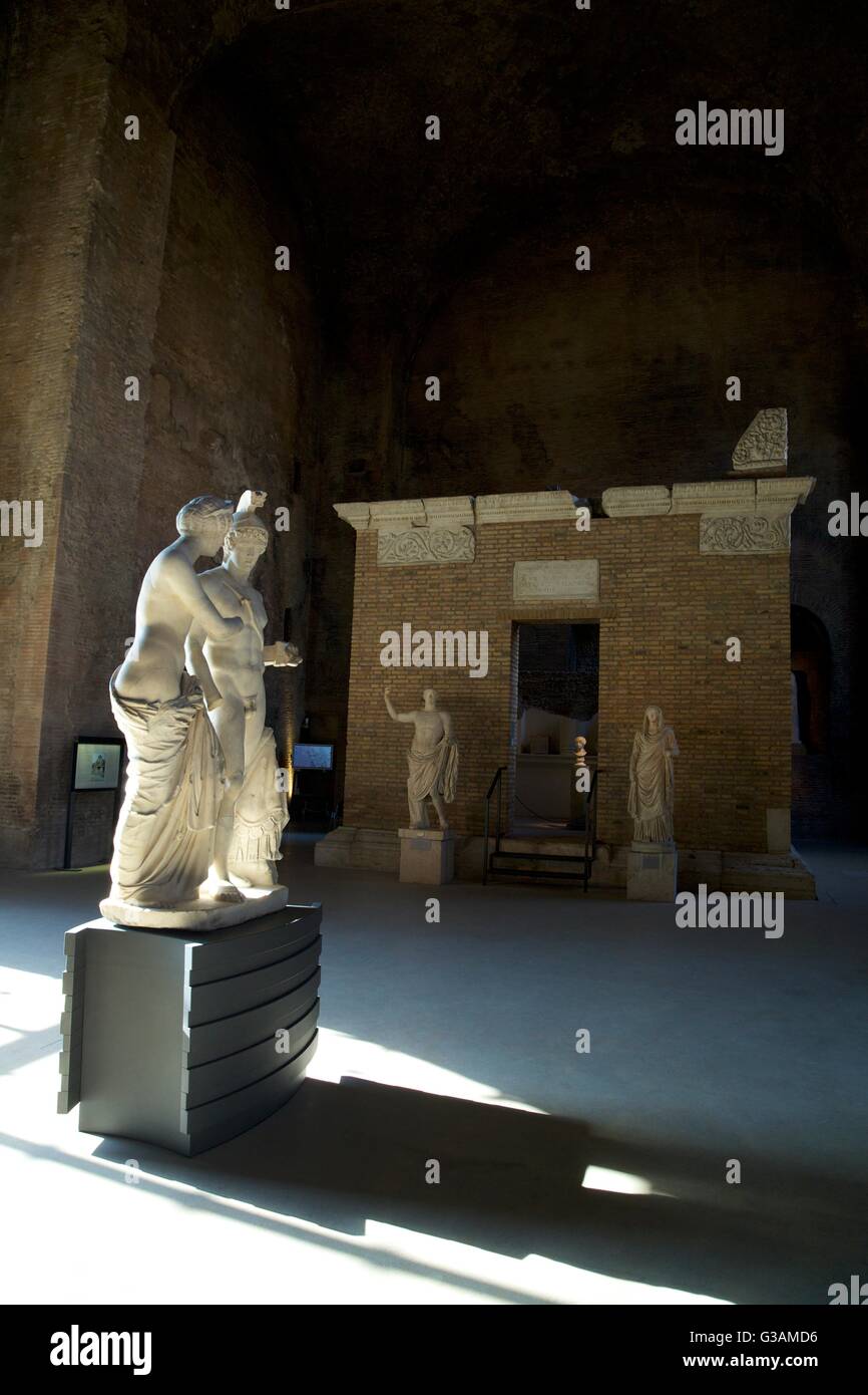 Tumba y esculturas, las Termas de Diocleciano, el Museo Nacional de Roma, Italia Foto de stock