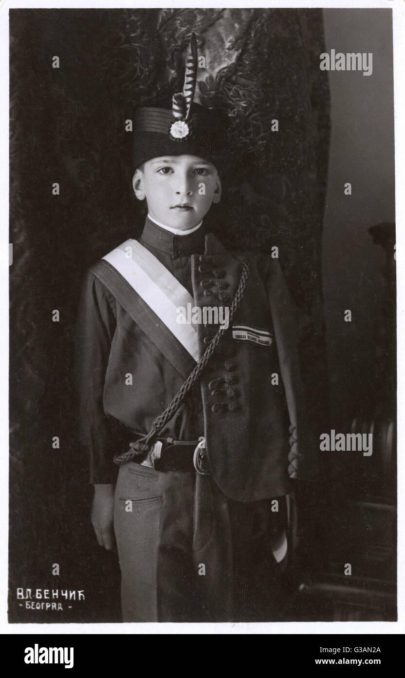 El joven príncipe Pedro de Yugoslavia (1923 - 1970), quien se convirtió en el monarca a la edad de 11 años. Fotografiado en 1931 (de 8 años) vistiendo su Sokol (Soko = Falcon) uniforme. Fecha: 1931 Foto de stock