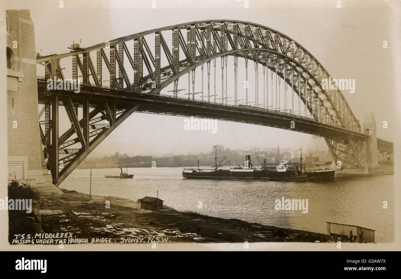 T.S.S. Middlesex pasando bajo el puente del puerto de Sídney Foto de stock