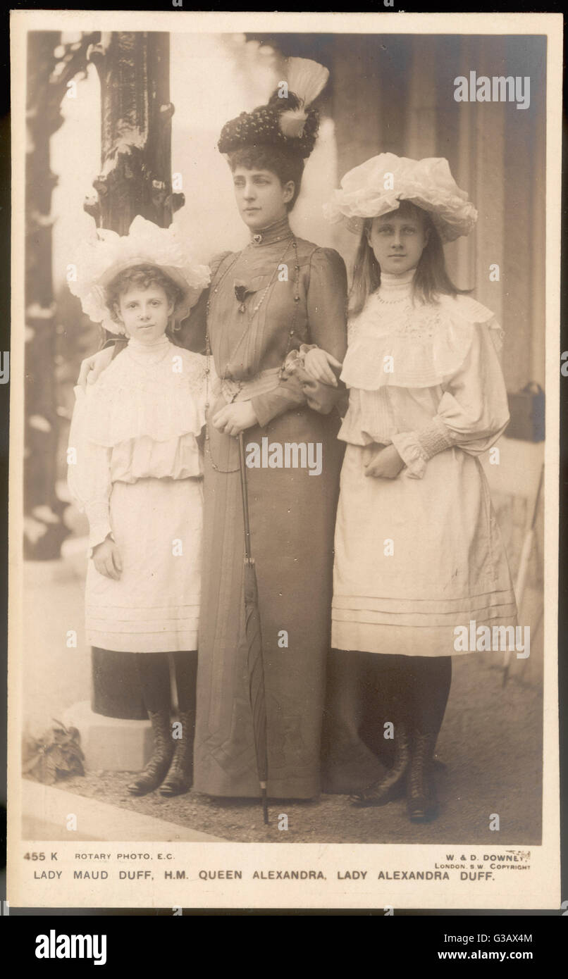 La reina Alexandra con sus dos nietas Alexandra Duff (posteriormente duquesa de Connaught) y Maud, hijas de la princesa Luisa Victoria, Duquesa de Fife Fecha: 1844 - 1925 Foto de stock