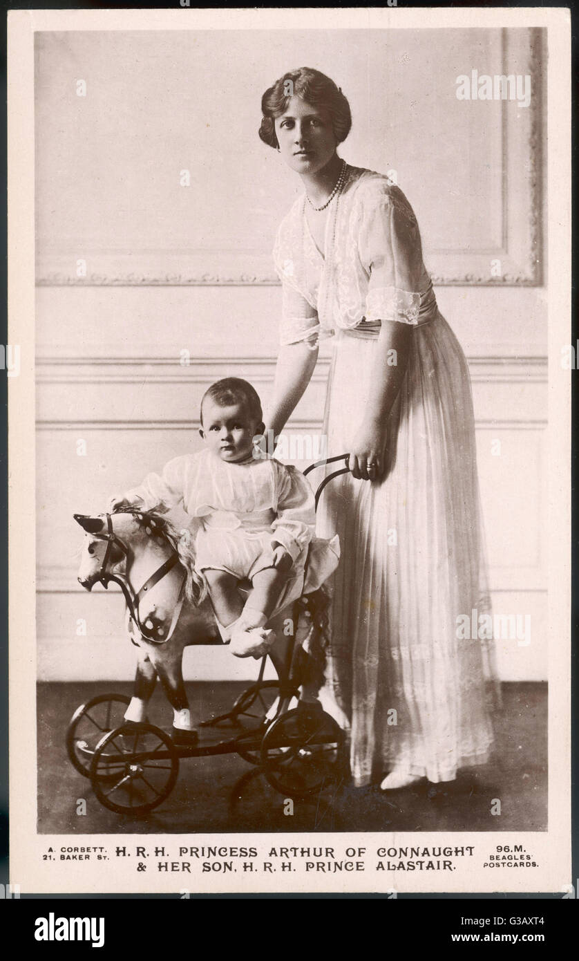 ALEXANDRA DUQUESA DE CONNAUGHT Esposa del príncipe Arturo de Connaught, con su hijo Alastair (más tarde Duque de Connaught) Fecha: 1891 - 1959 Foto de stock