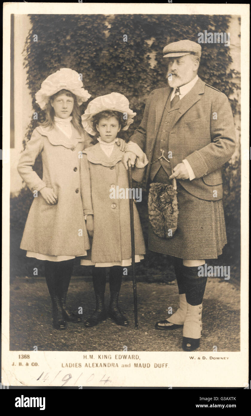 ALEXANDRA DUFF, hija de la princesa Luisa Victoria y el Duque de Fife, con su hermana Maud (1893- 1945) y su abuelo, el Rey Edward VII Fecha: 1891 - 1959 Foto de stock