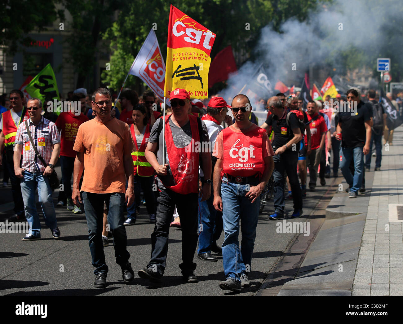 Manifestantes del sindicato CGT asistir a una manifestación anti-capitalismo en Rue de la Replublique, Lyon, Francia. Foto de stock