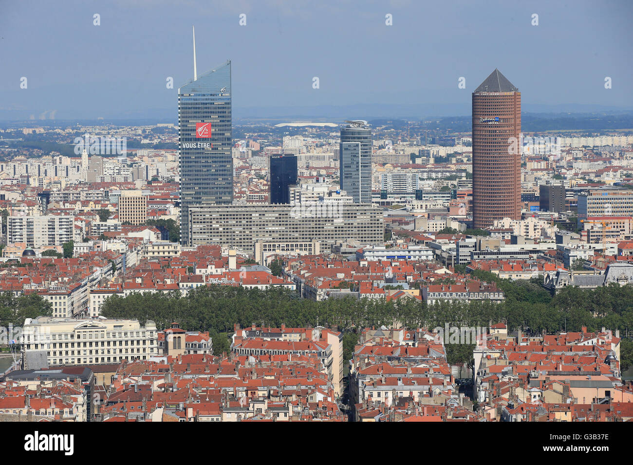 Vista general hacia el estadio Olympic Lyonnais desde la basílica de Notre-Dame de Fourvière en Lyon, Francia. Asociación de la prensa de la foto. Imagen Fecha: jueves 9 de junio, 2016. Crédito de la foto debe leer: Jonathan Brady PA/cable Foto de stock