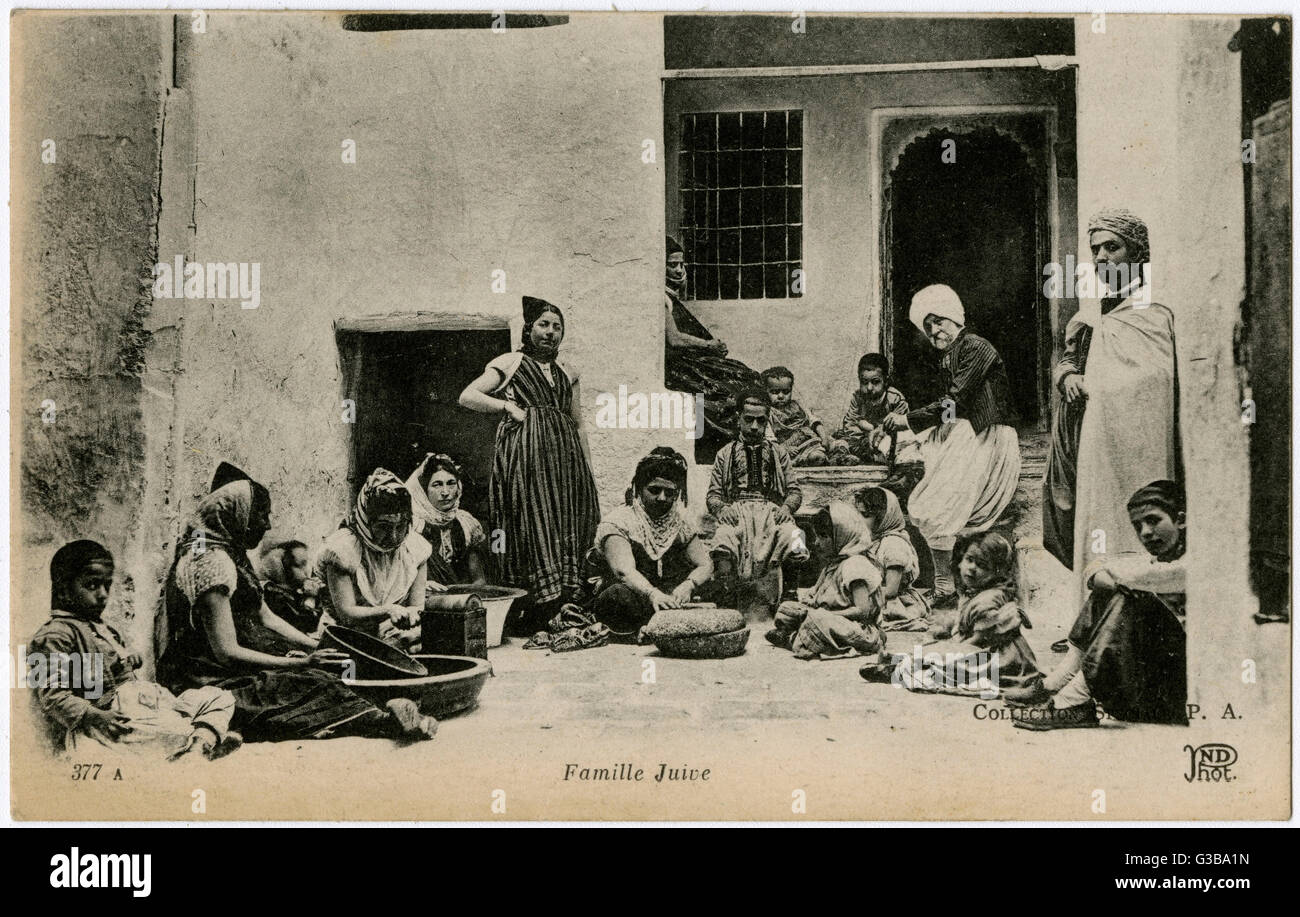Una familia judía, posiblemente en Palestina Fecha: circa 1905 Foto de stock