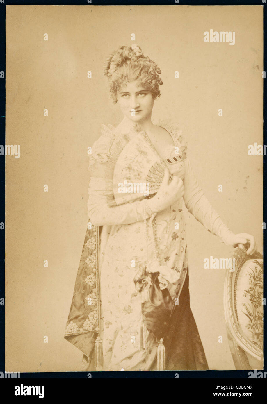 Recatada mujer Victoriana posando con un ventilador. Fecha: circa 1890 Foto de stock