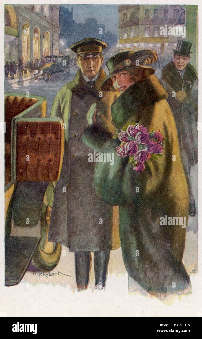 Una elegante dama vienesa entra en automóvil conducido por su chofer en la noche, agarrando un ramo de rosas... Fecha: circa 1914 Foto de stock