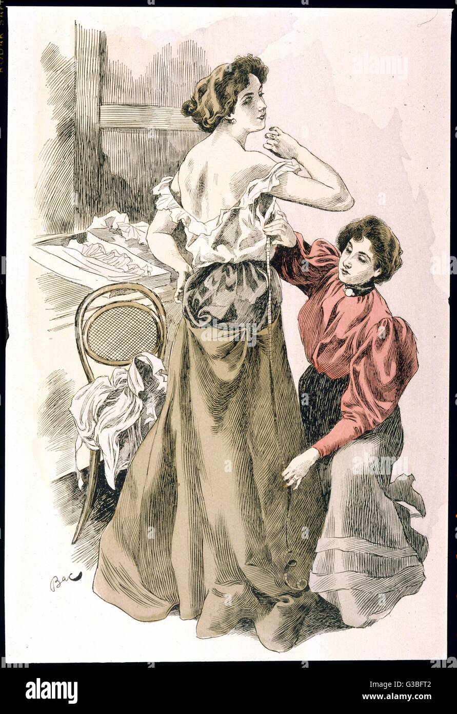 Una mujer en las costureras se yergue en su camisa mientras la modista toma  algunas de las mediciones. Fecha: 1895 Fotografía de stock - Alamy