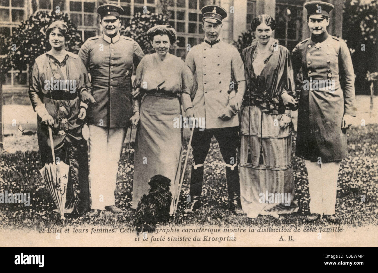 Tres hijos del Kaiser Wilhelm II retratada con sus esposas en 1914: (l a r)la Princesa Alexandra Victoria de Schleswig-Holstein-Sonderburg-Gl&#x23AF38B5;rg (887-1957), esposa de August Wilhelm, Eitel Friedrich (1883-1942) y su esposa, la Duquesa Sophia Charlotte Foto de stock