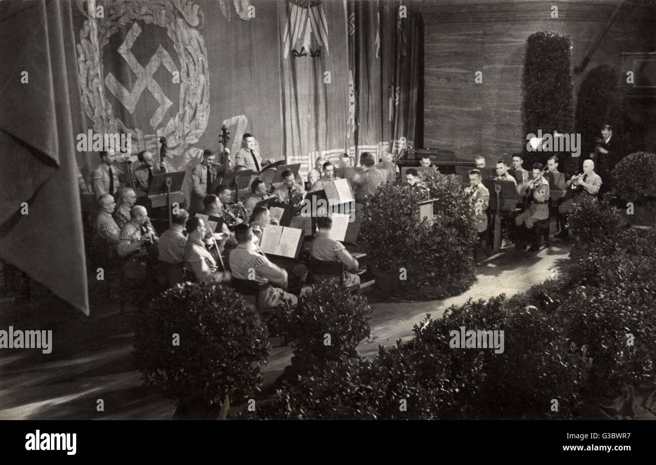 Orquesta Militar Alemana - finales de 1930s - Bandera Swastika Foto de stock