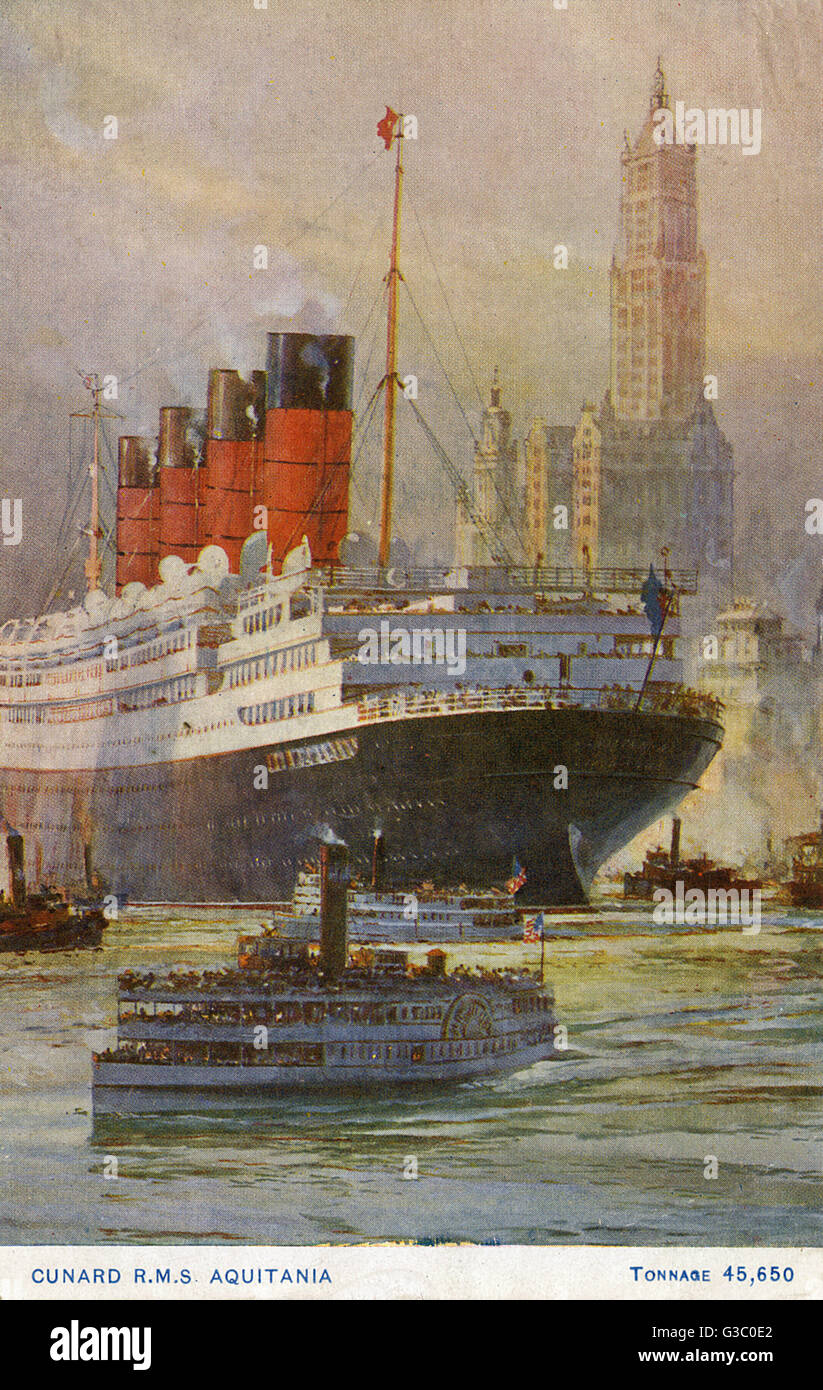 Cunard Line Trasatlántico RMS Aquitania llega a Nueva York, Estados Unidos. Lanzado el 21 de abril de 1913, y navegó en su viaje inaugural a Nueva York el 30 de mayo de 1914. En servicio durante 36 años, incluyendo las dos guerras mundiales, el vapor 3 millones de kilómetros en 450 viajes. D Foto de stock