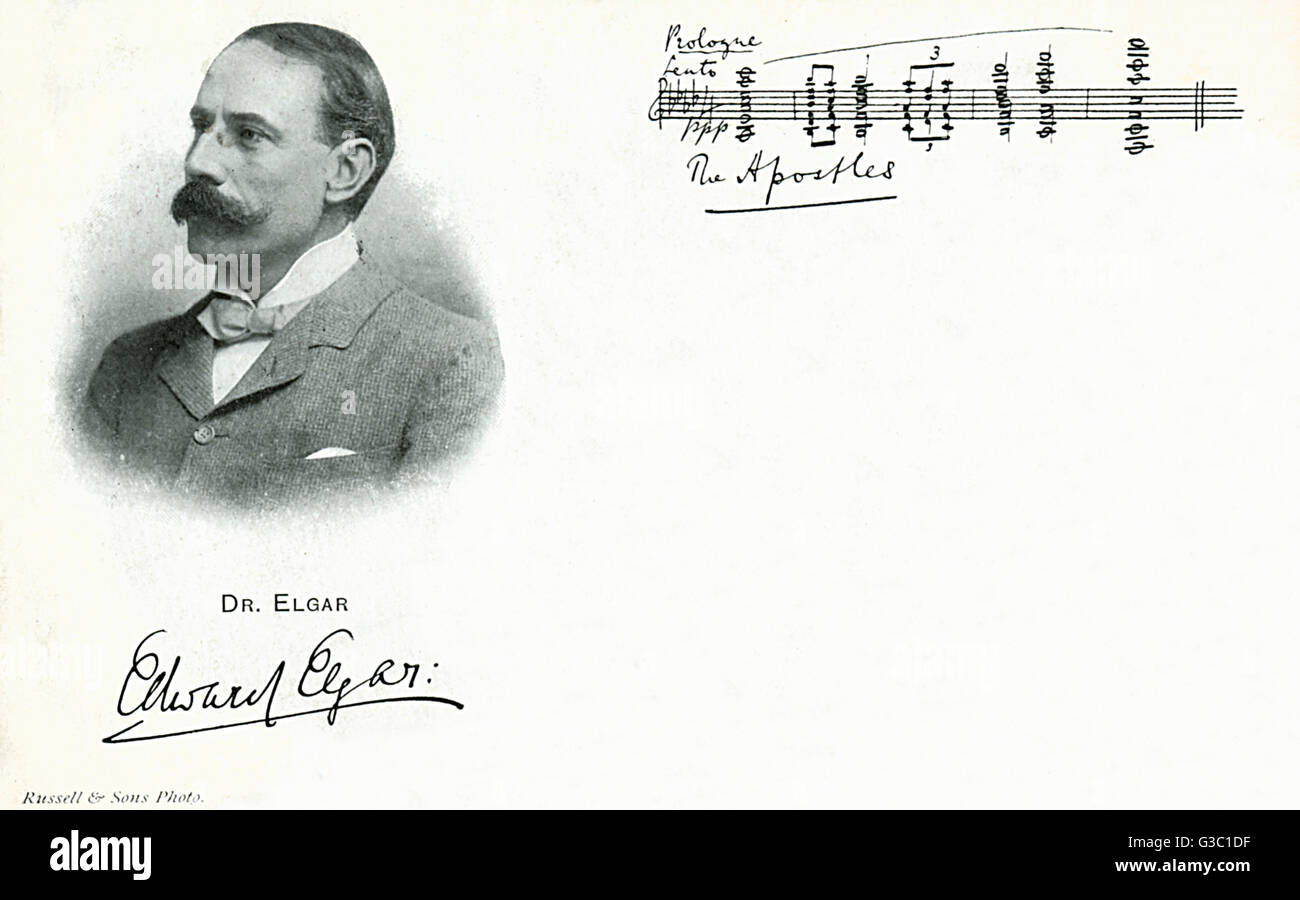 Edward Elgar (1857-1934) - compositor en el momento de la actuación de su oratorio, "Los Apóstoles", el 8 de septiembre de 1904, la partitura manuscrita de la que puede verse a la derecha. Fecha: 1904 Foto de stock
