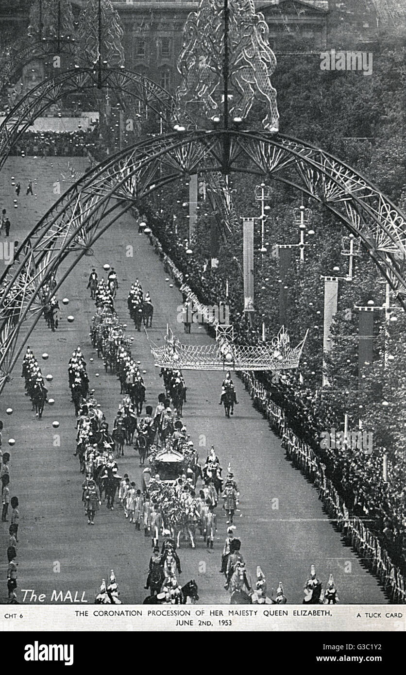 La procesión de la Coronación de Su Majestad la Reina Isabel a lo largo del Mall - 2º de junio de 1953. Fecha: 1953 Foto de stock