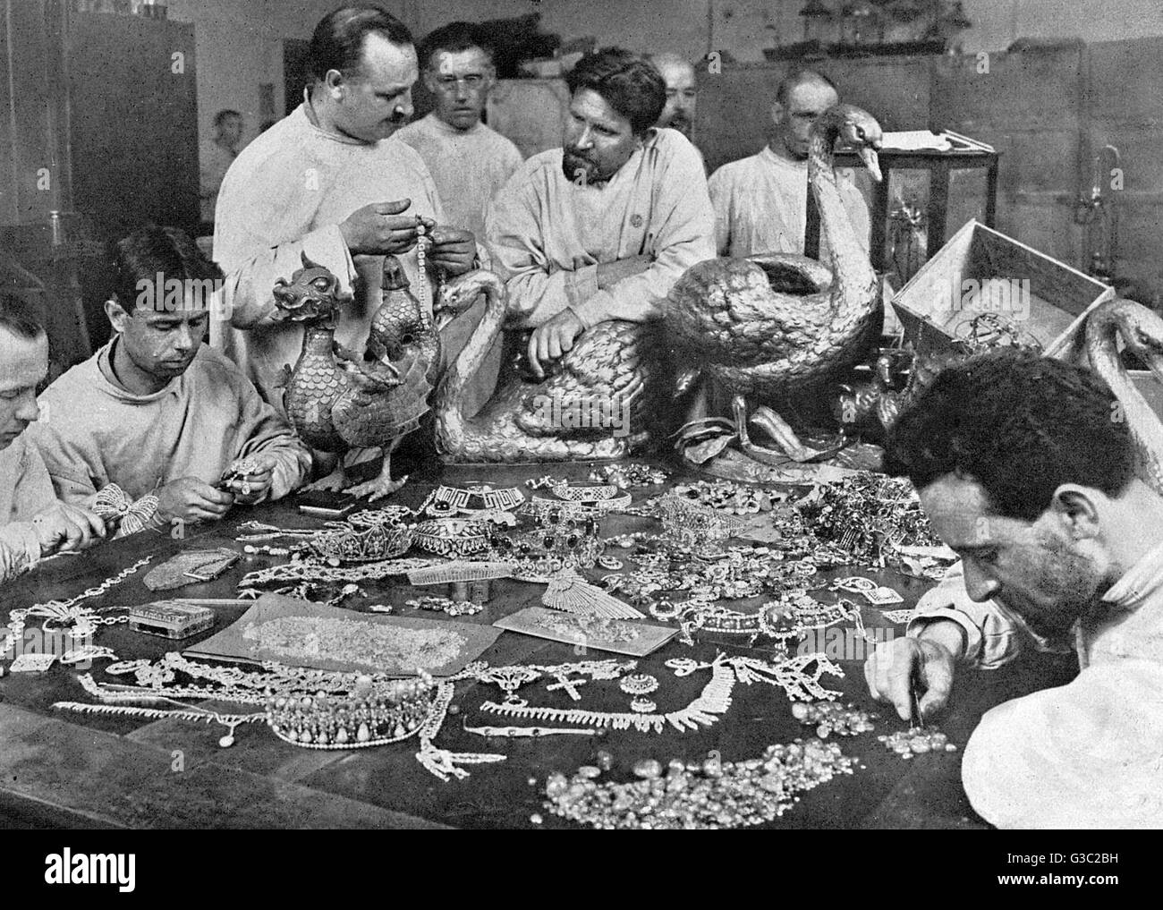 Los delegados del gobierno soviético de llevar a cabo un inventario de la colección de objetos preciosos desenterrados en el Palacio de la Youssoupof (que alberga un museo de historia militar), que, según se cree, por valor de 50 millones de rublos. Fecha: 1925 Foto de stock