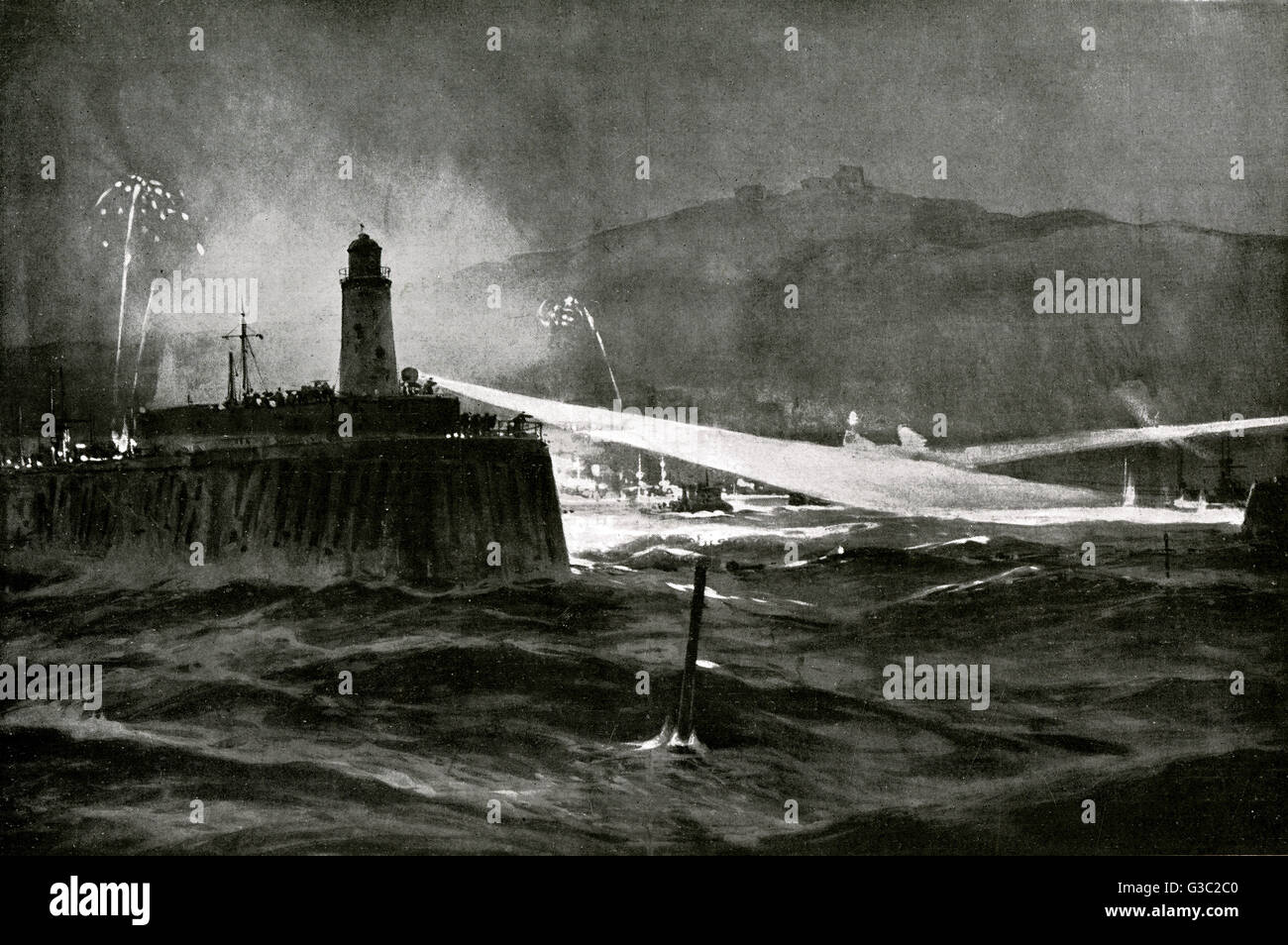WW1 - una escena de Dover por la noche, ya que es searchlights descubrir dos submarinos alemanes en la entrada del puerto. Las baterías inglesas abrieron fuego sobre el agua de los fuertes orientales. El cuadro fue reportado como un 'imaginativo' enemigo-imagen reprográfico Foto de stock