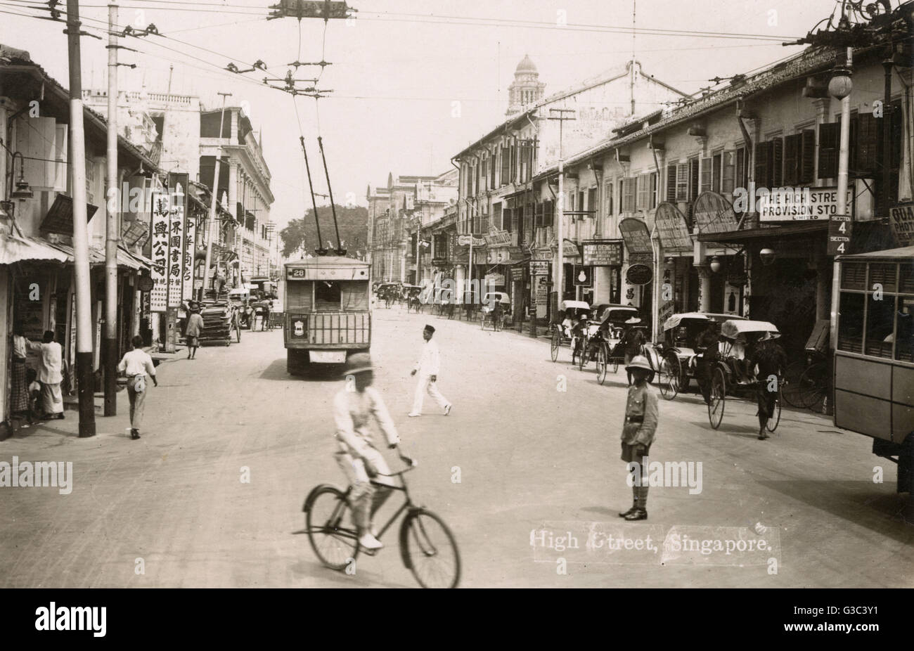 High Street con trolley bus no. 28, Singapur. Fecha: circa 1920 Foto de stock