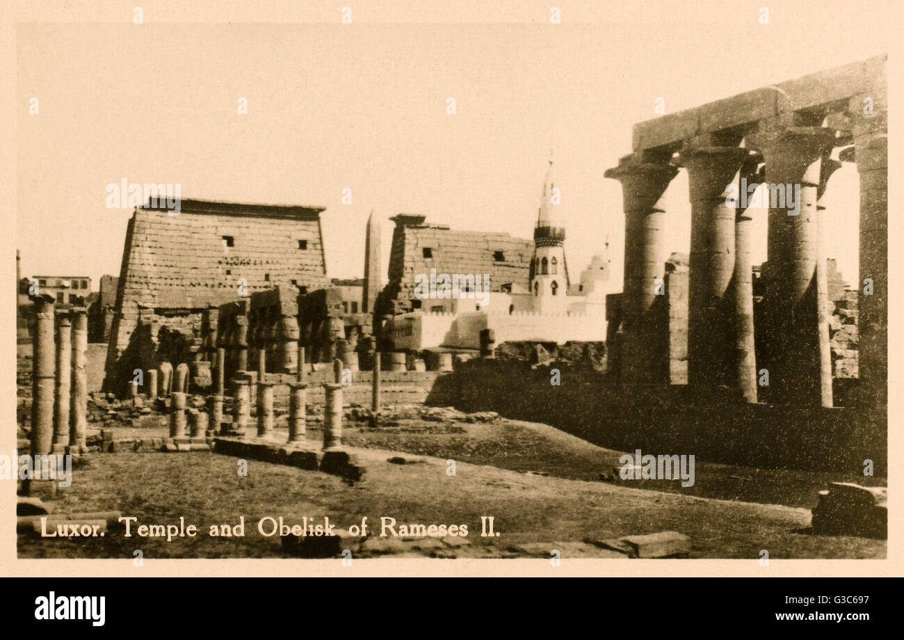 Templo de Luxor - templo complejo y el obelisco de Ramsés II Fecha: circa 1930 Foto de stock