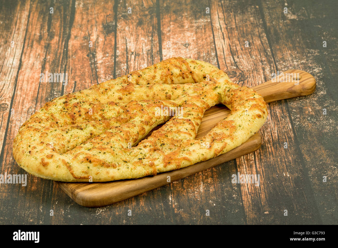Una auténtica hogaza de pan francés o Foccaccia de Provence, Francia. Este pan está hecho con aceite de oliva, ajo, romero Foto de stock