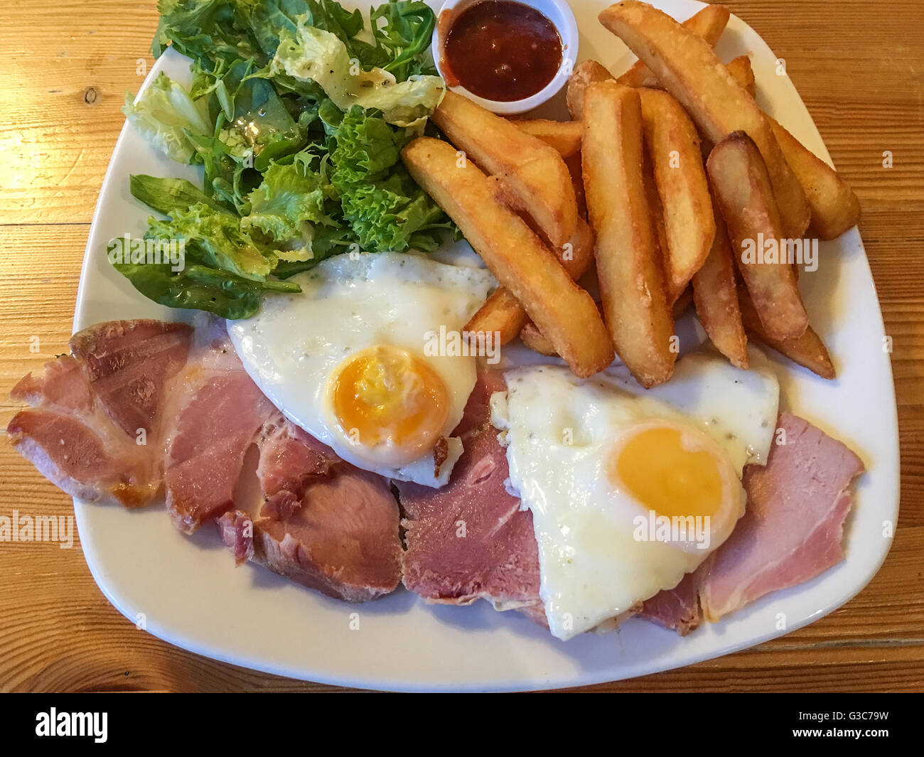 Jamón, huevos y patatas fritas, comida de pub Foto de stock